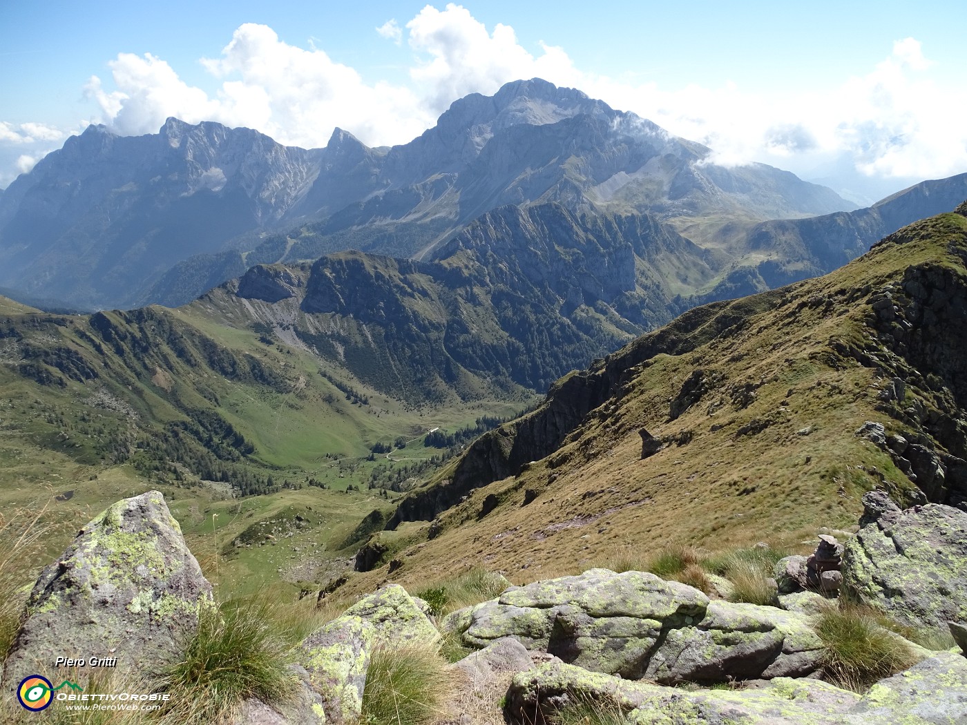 47 Dalla Madonnina del Pietra Quadra vista sulle Baite di Mezzeno .JPG